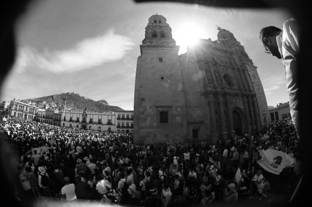 Marchan miles de estudiantes de la UAZ por la paz en Zacatecas – Ágora ...